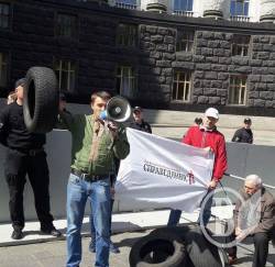 Селяни під Кабмін уже привезли шини Селяни під Кабмін уже привезли шини
